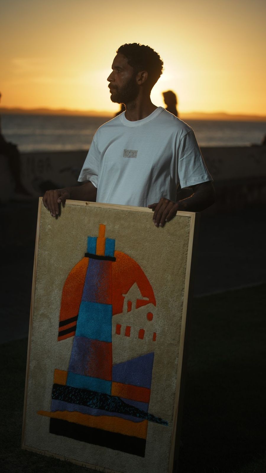 Fundador da Tametrama segurando uma peça tufada ao pôr do sol