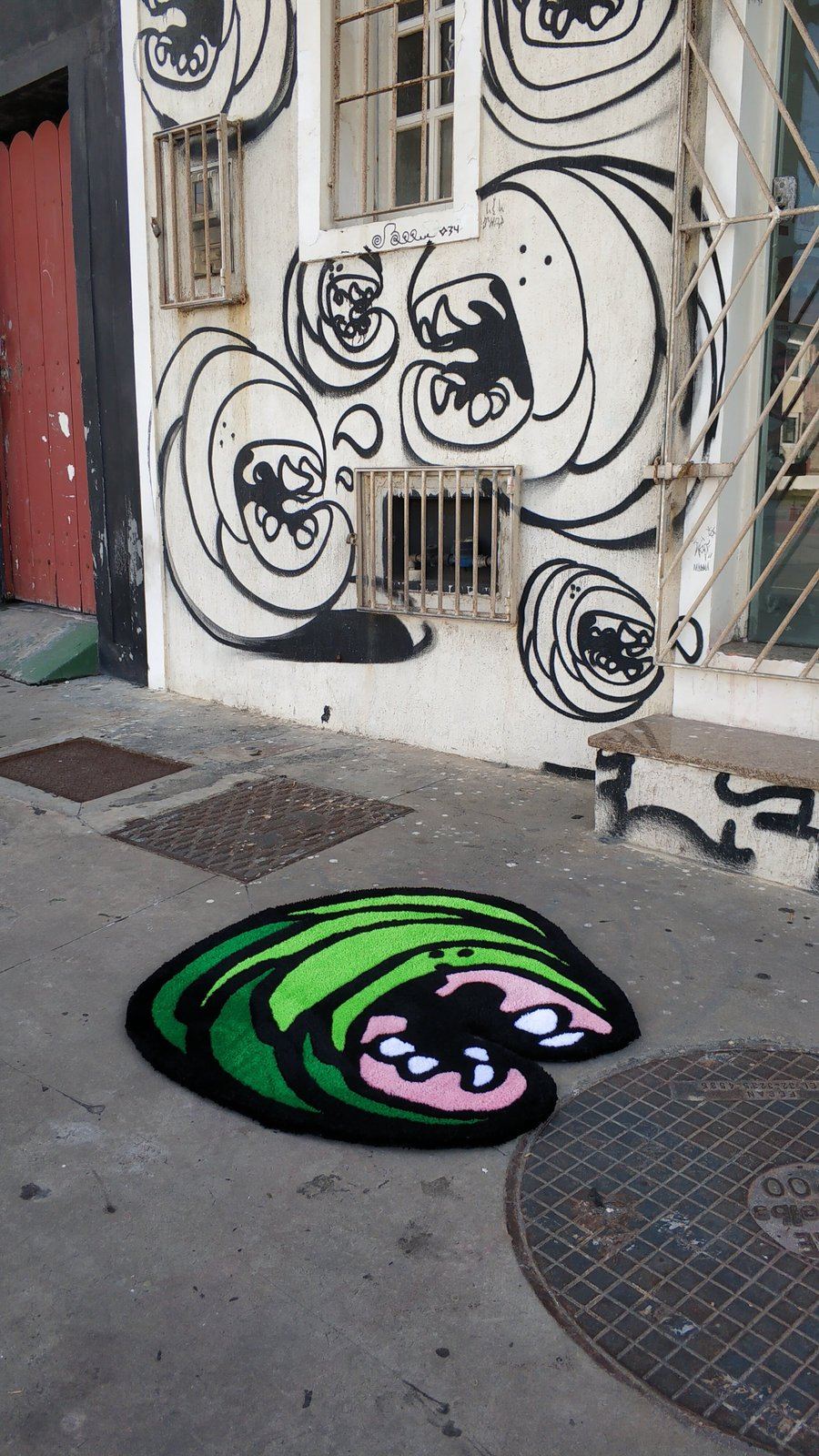 Tapete com rosto de monstro verde, preto e rosa