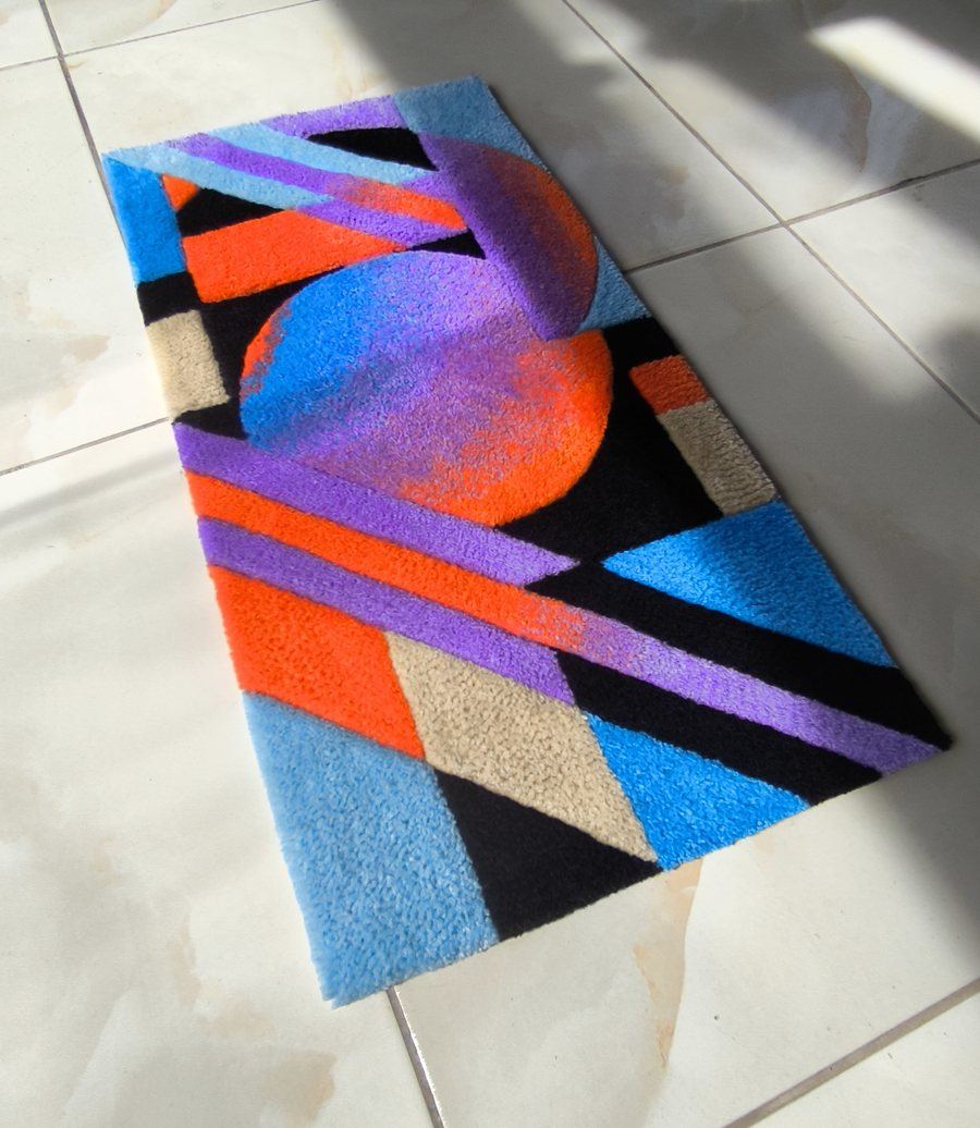 Tapete abstrato geométrico azul, laranja e roxo