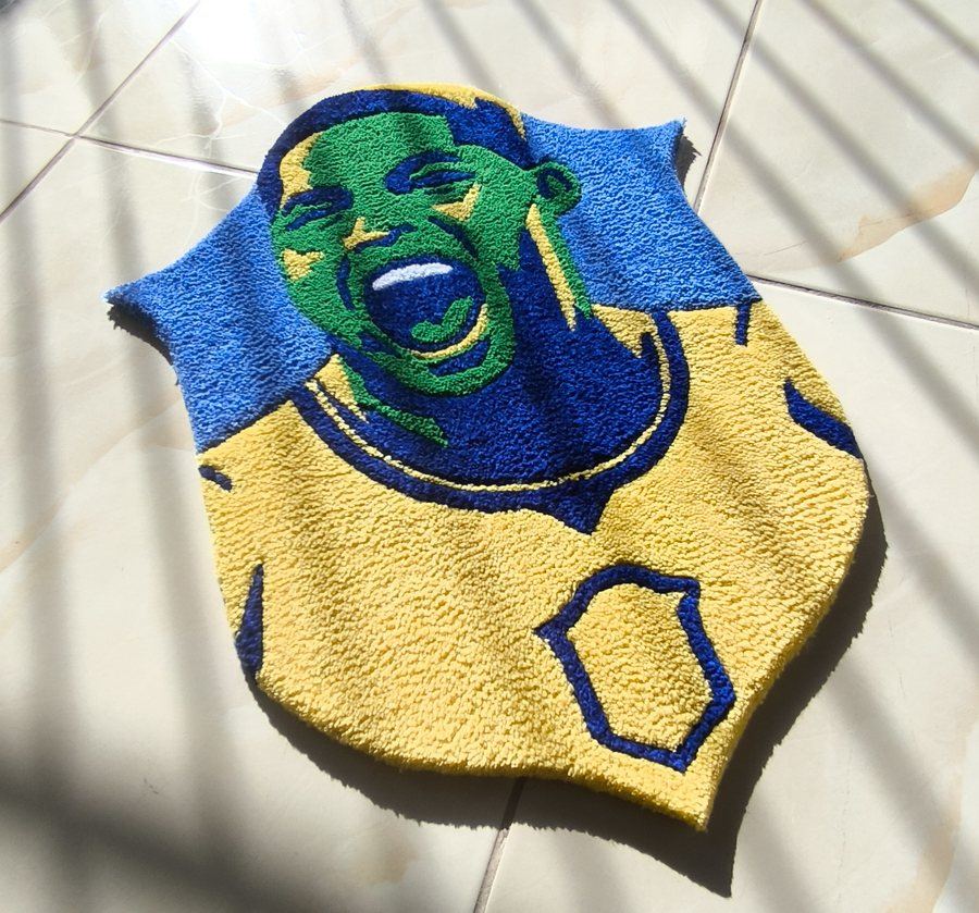 Tapete com jogador gritando, amarelo e azul